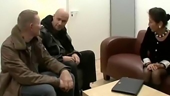 Kypsä Saksalainen Nainen, Jolla On Ajettamattomat Häpykarvat, Käsittelee Kahta Penistä Työskennellessään Toimistossa