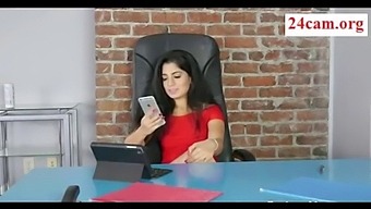 Hintli Nadia Ali, Yaşlı Bir Adamla Samimi Oluyor