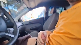 Saya Berani Memuaskan Diri Sambil Melihat Orang Asing Di Trotoar!
