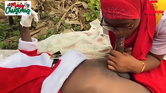 Et Nigeriansk Bondepars Romantiske Julescene. Abonner På Red