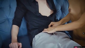 Giovane E Bellissima Ragazza Viene Coperta Di Sperma
