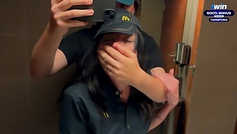 Rencontre Audacieuse Dans Les Toilettes Avec Une Employée De Mcdonald'S En Raison De Soda Renversé - Eva Soda