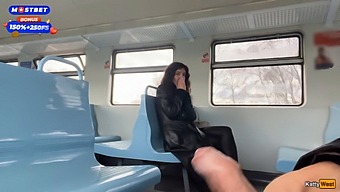 Seseorang Yang Saya Temui Di Dalam Kereta Api Membantu Saya Mencapai Orgasme Dan Berjalan Di Sekitar Gerabak Kereta Api Dengan Air Mani Di Wajahnya - Cumwalk