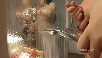 Styvmor Stöter På Honom I Badrummet Och Hittar Honom Onanera. Hon Gillar Att Titta På Honom, Hon Är En Pervers Precis Som Resten Av Sin Familj.
